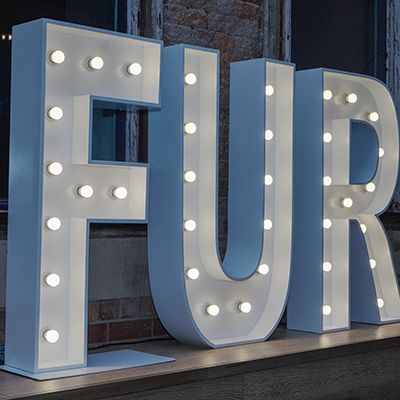 A sign decorated with lights. The sign says: "FUR".